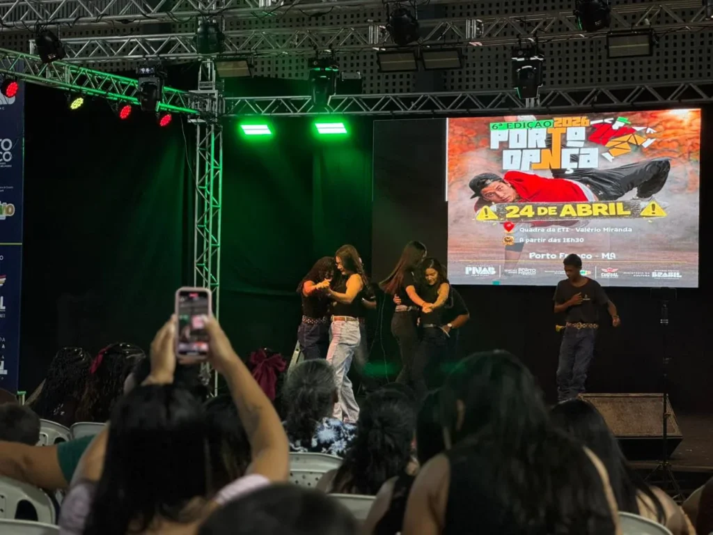 Grupo de dança se apresenta no palco do 6º Festival Porto Dança 2026 em Porto Franco