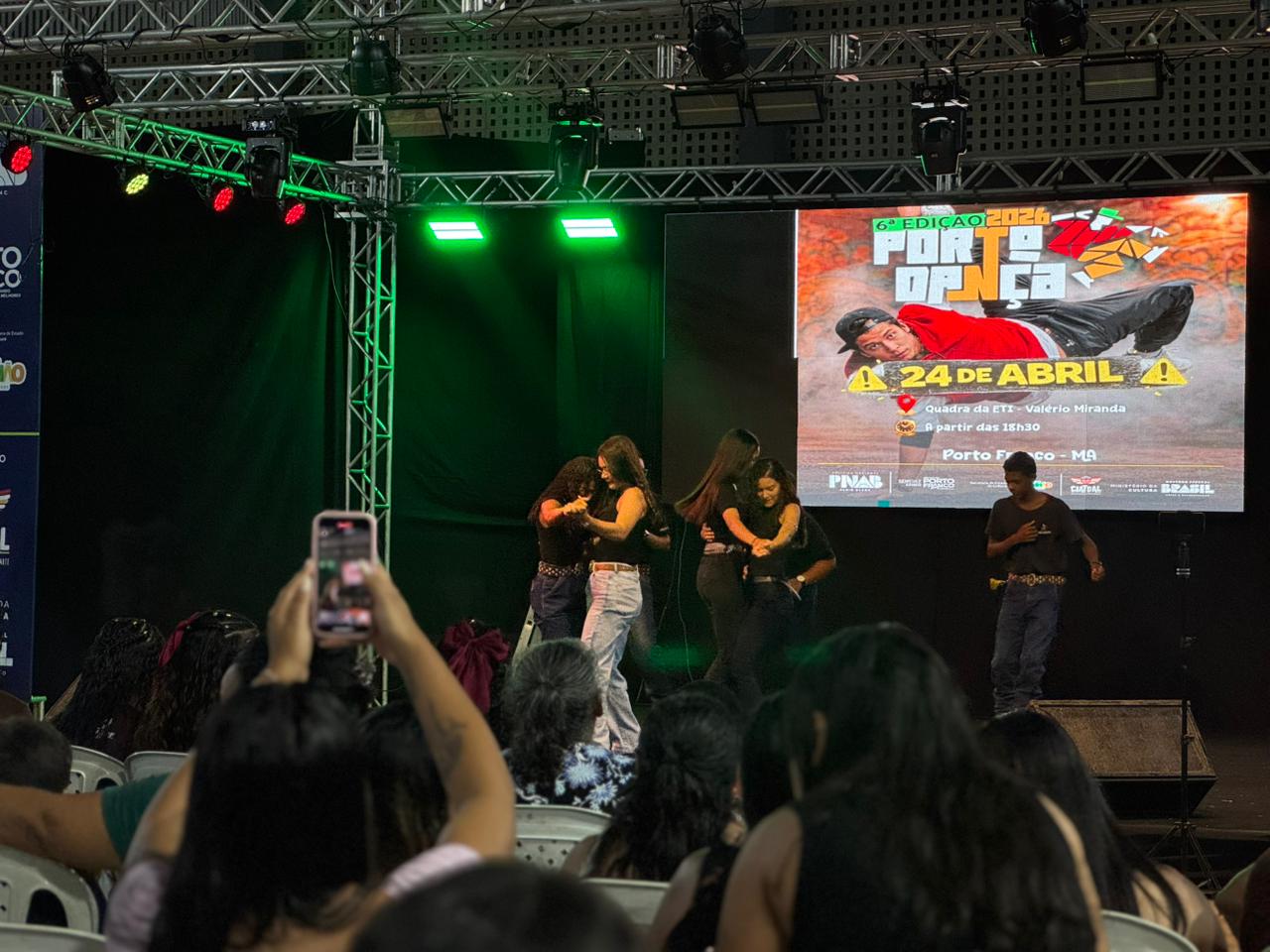 Grupo de dança se apresenta no palco do 6º Festival Porto Dança 2026 em Porto Franco