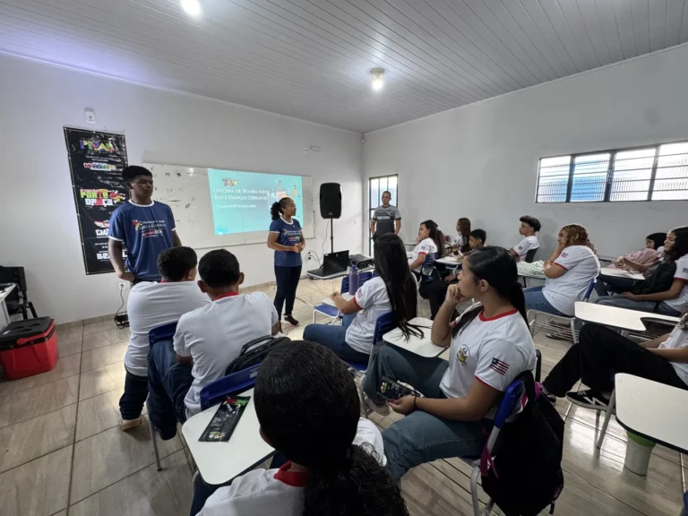 Equipe do Porto Dança apresenta o festival aos estudantes do Centro de Ensino Frei Gil, em Estreito