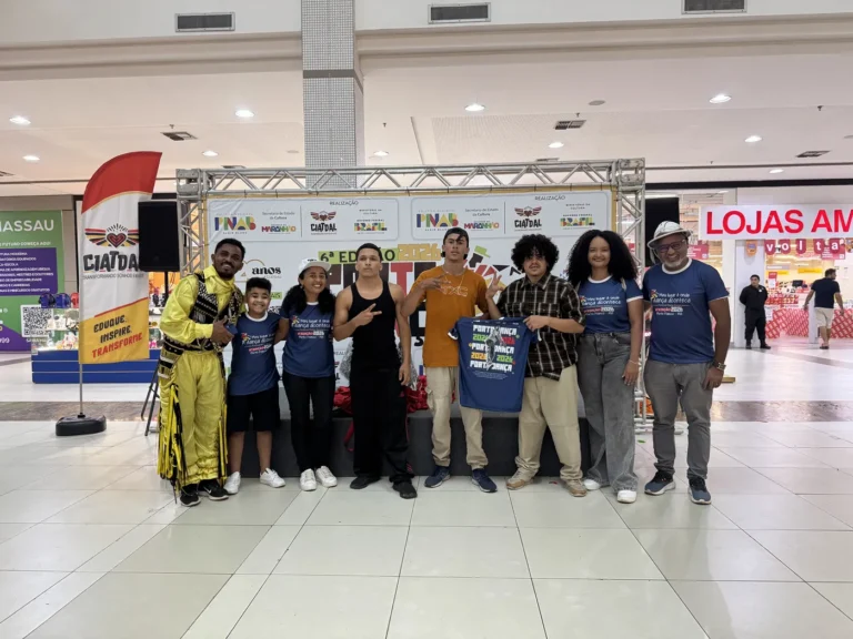 Artistas e equipe do Porto Dança reunidos no palco da mostra cultural, em Imperatriz