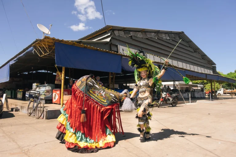 O boi e uma dançarina do Boi do Favela em apresentação ao ar livre durante o dia