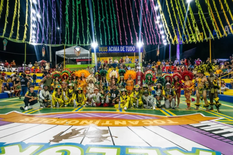 Brincantes do Boi do Favela reunidos na quadra de Tocantinópolis, no Tocantins, diante do público