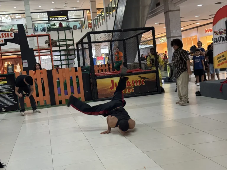 Bboy executa movimento de breaking durante a mostra cultural do Porto Dança no Imperial Shopping
