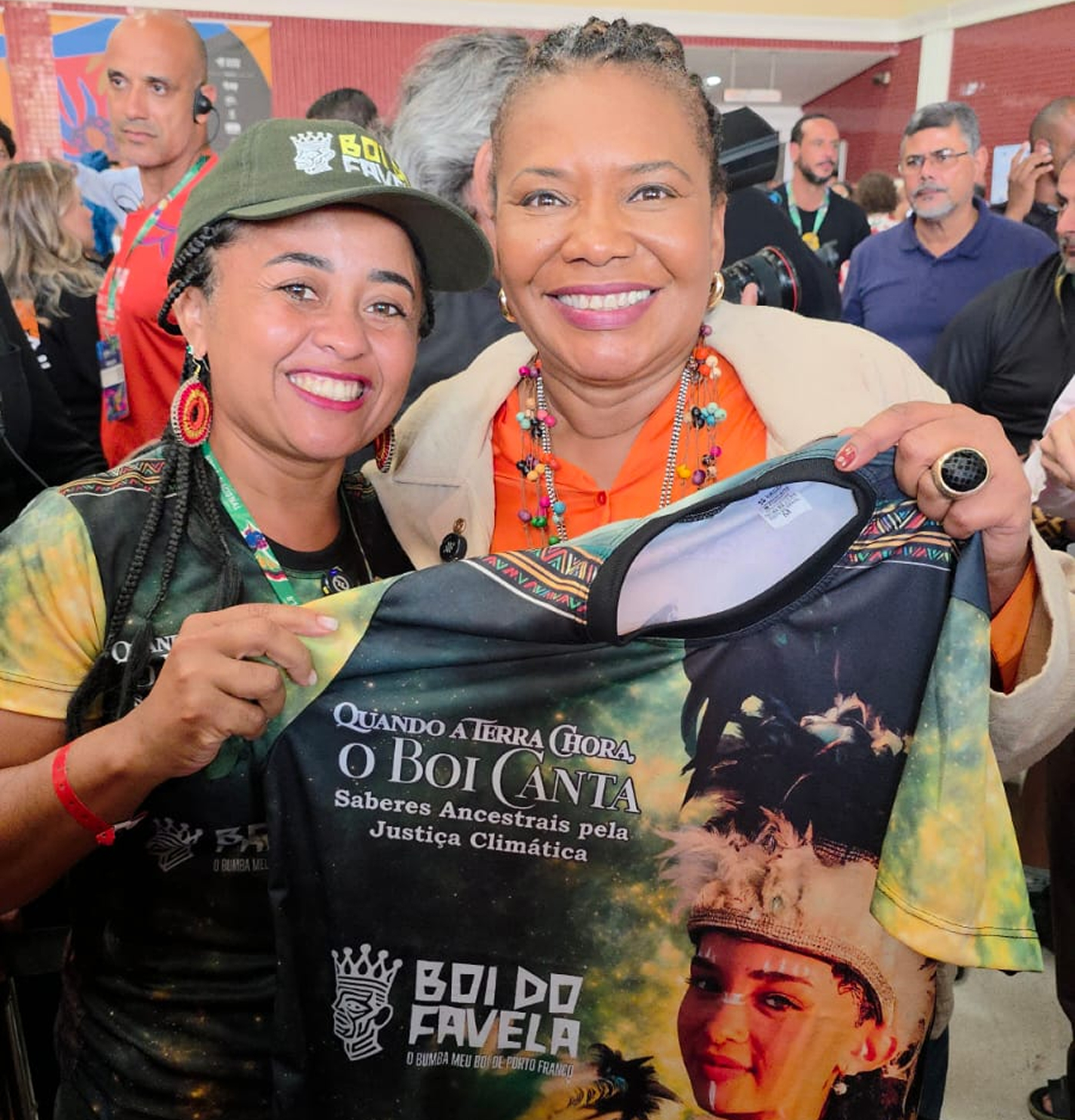 Leidyanne Barbosa, da CIATDAL, ao lado da ministra da Cultura Margareth Menezes na 6ª TEIA Nacional
