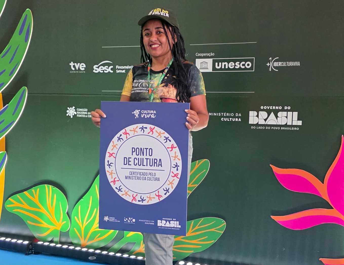 Presidente da CIATDAL com o certificado de Ponto de Cultura certificado pelo Ministério da Cultura