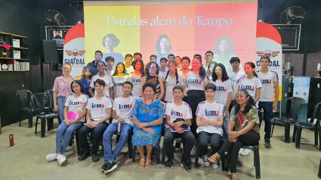 Estudantes do IEMA reunidos diante do painel do filme Estrelas Além do Tempo