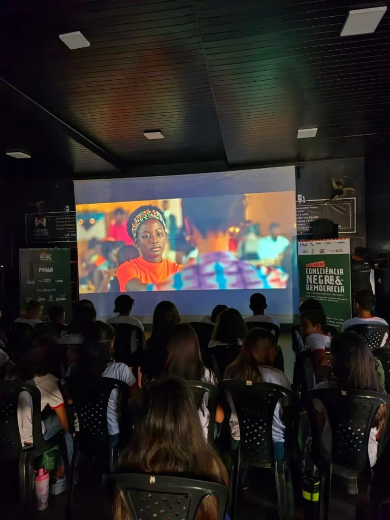 Público assiste à exibição de um filme durante o cineclube do movimento