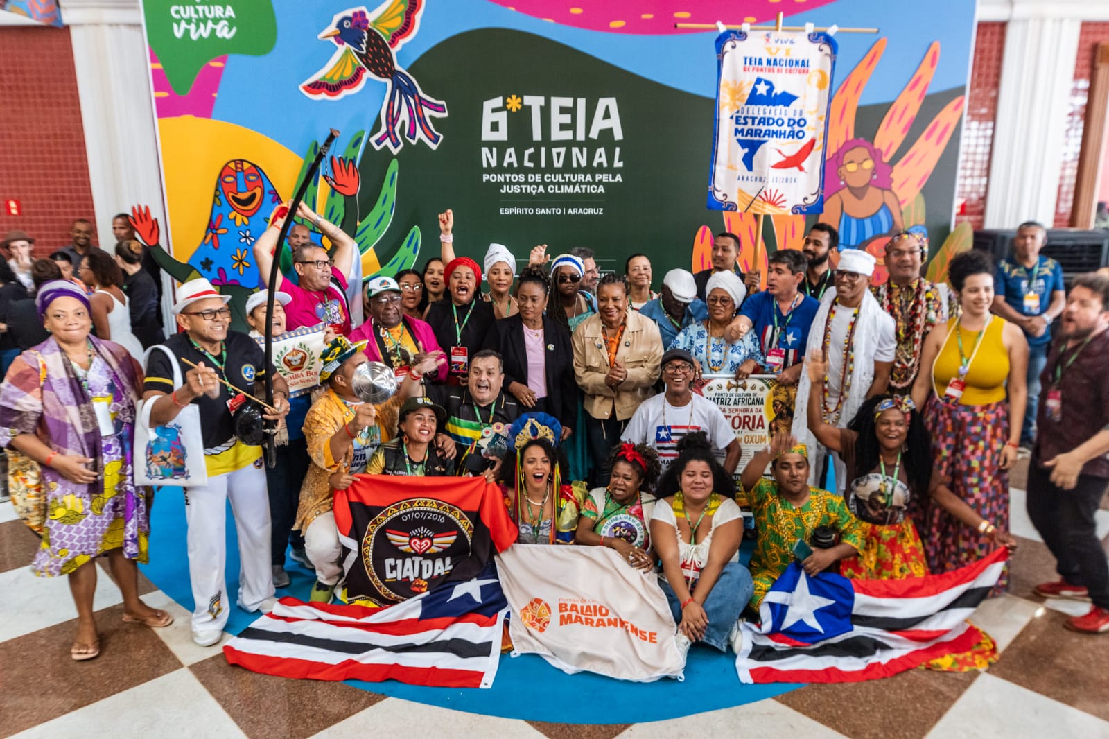 Delegação do Estado do Maranhão reunida com as bandeiras da CIATDAL e do Maranhão na 6ª TEIA Nacional