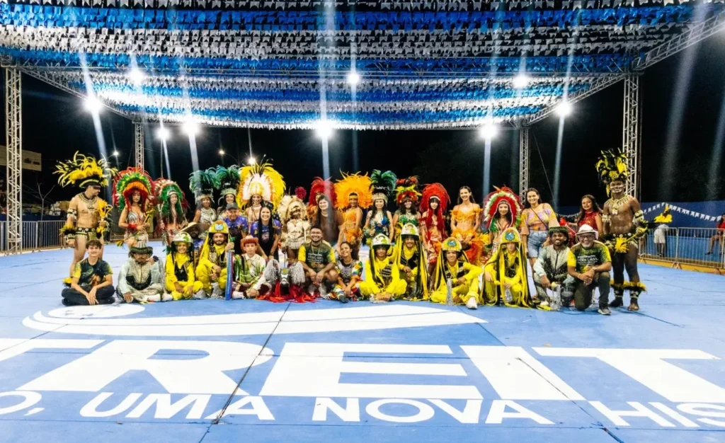 Elenco completo do Boi do Favela reunido no palco ao fim de uma apresentação da temporada 2026