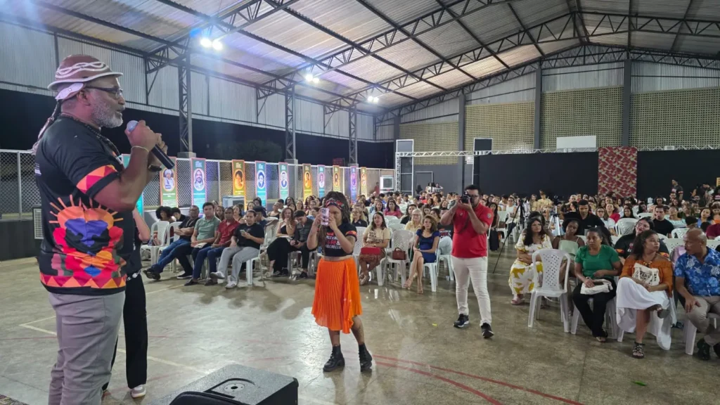Público lotado assiste a uma apresentação no encerramento do Movimento Consciência Negra e Democracia 2025
