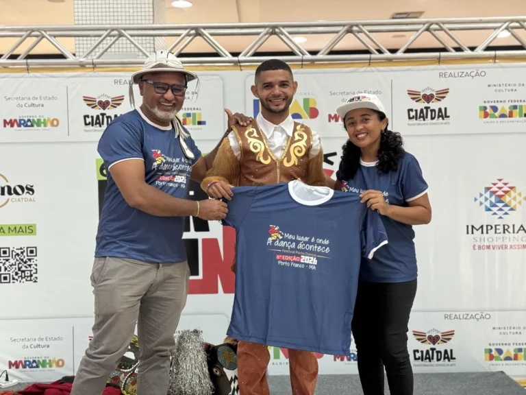 Organizadores entregam a camiseta do Porto Dança a um artista durante a mostra cultural em Imperatriz