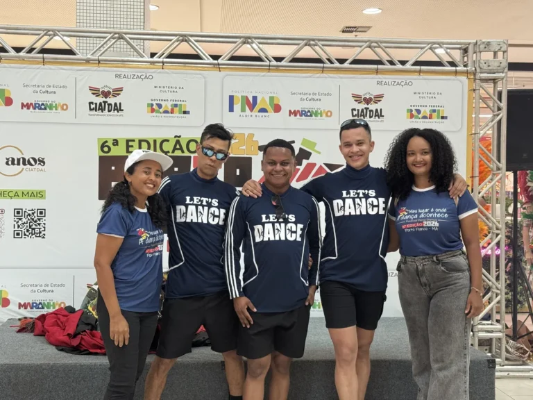 Dançarinos e equipe da CIATDAL reunidos na mostra cultural do Porto Dança, no Imperial Shopping