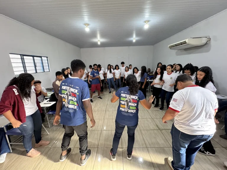 Estudantes dançam em roda durante oficina do Porto Dança no Centro de Ensino Frei Gil, em Estreito