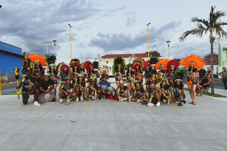 Grupo do Boi do Favela reunido na rua antes da apresentação, com todos os figurinos e cocares