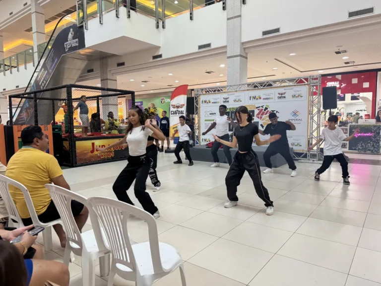 Bailarinos de dança urbana durante apresentação da mostra cultural do Porto Dança, em Imperatriz