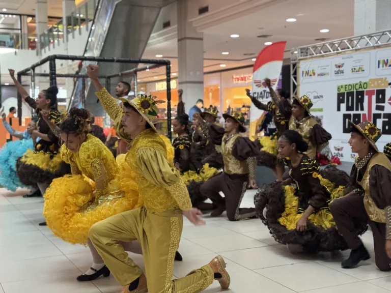 Grupo de quadrilha junina se apresenta com figurino amarelo na mostra cultural do Porto Dança