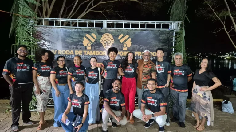 Integrantes do movimento reunidos diante do painel da Roda de Tambor de Porto Franco