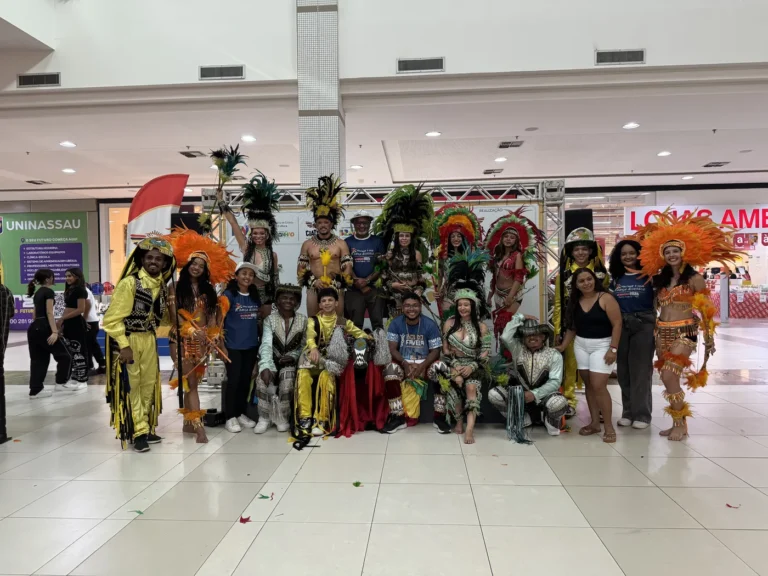 Grupos culturais posam com os figurinos após a apresentação na mostra cultural do Porto Dança