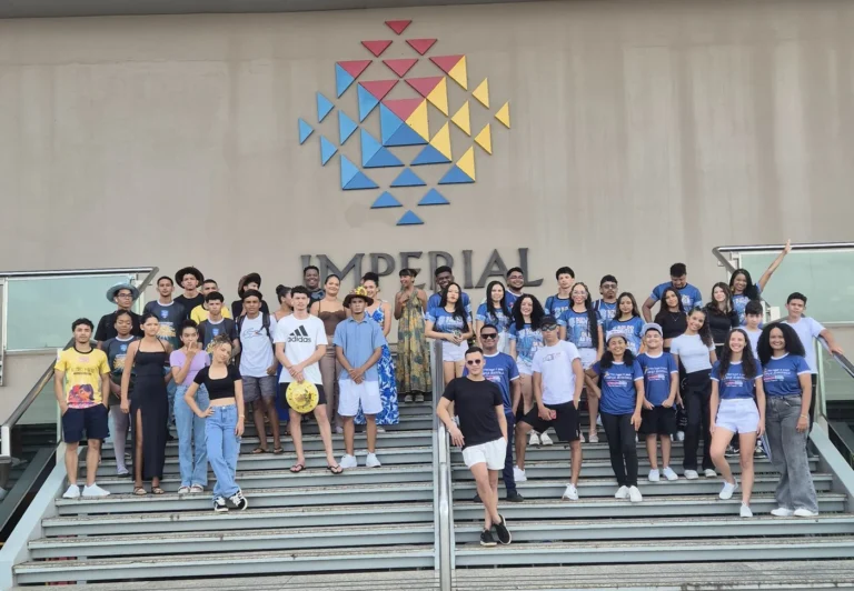 Grupos do Porto Dança reunidos na escadaria do Imperial Shopping, em Imperatriz