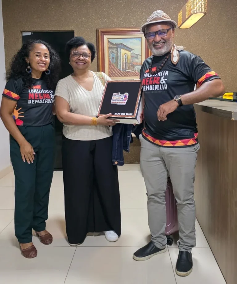 Organizadores do movimento entregam uma placa de homenagem à pesquisadora Nilma Lino Gomes