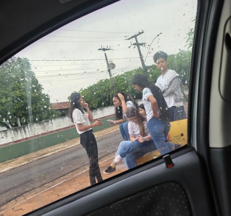 Jovens reunidos na rua durante a mobilização da campanha de votação da CIATDAL