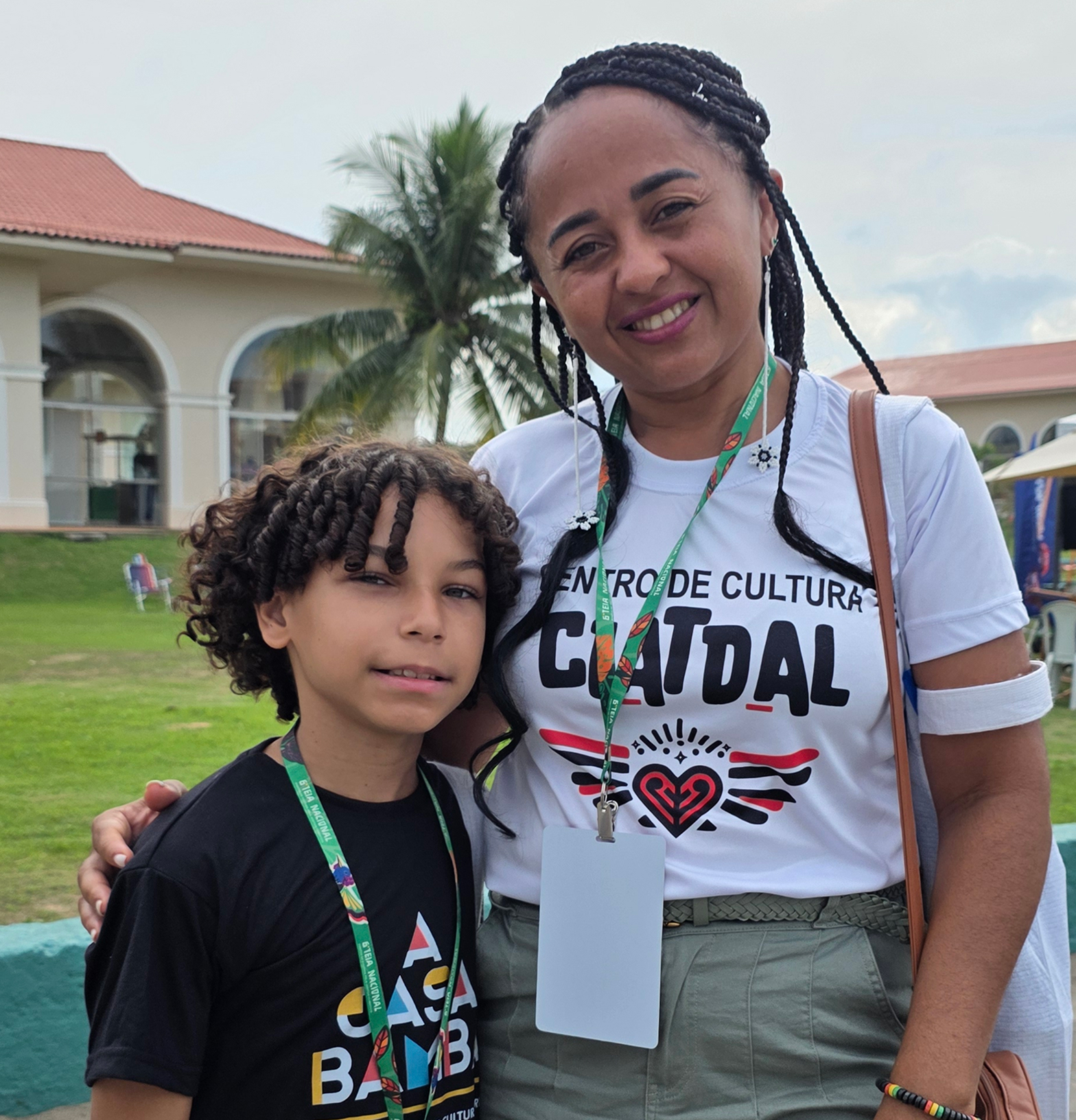 Presidente da CIATDAL, Leidyanne Barbosa, ao lado de um jovem na 6ª TEIA Nacional dos Pontos de Cultura