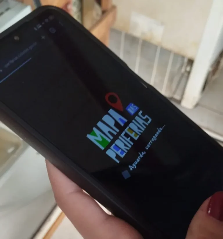 Celular exibe a página do Mapa das Periferias, do Ministério das Cidades, usada na votação