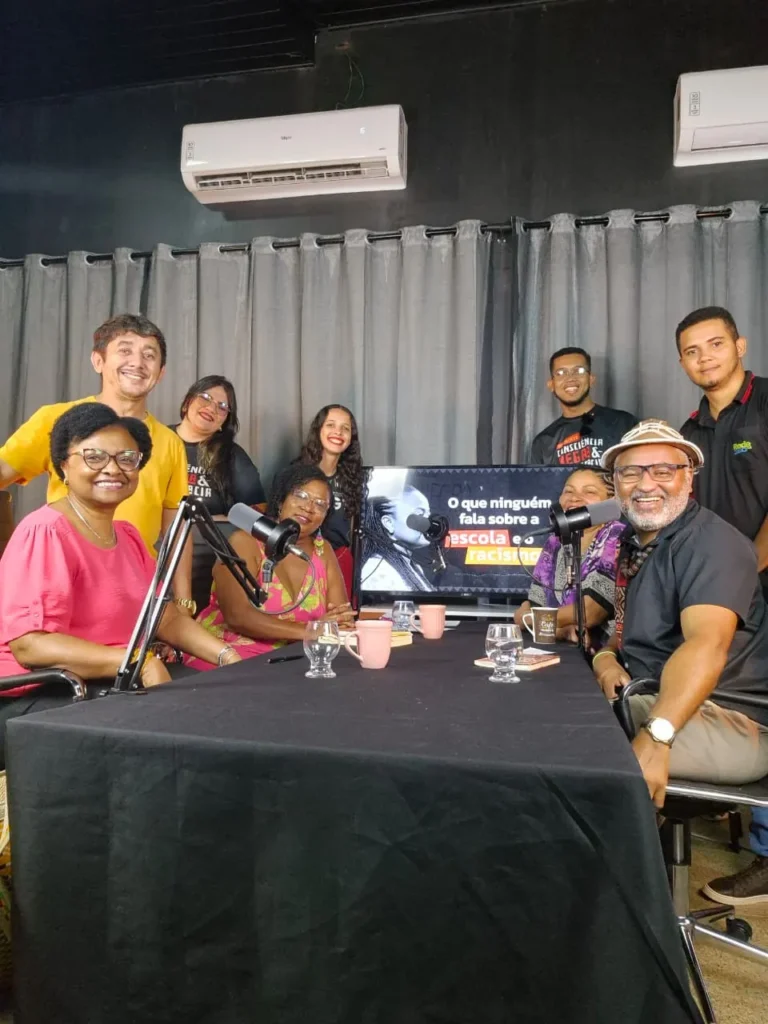 Mesa redonda reúne educadores e convidados em torno da mesa com microfones