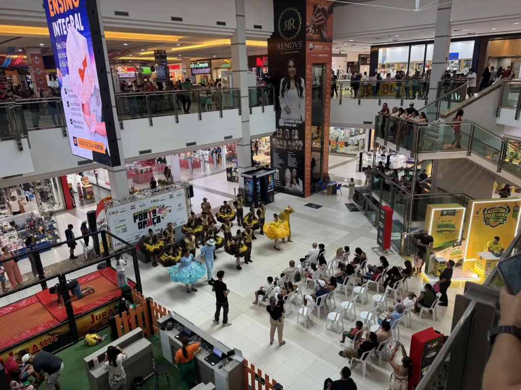 Público assiste à mostra cultural do Porto Dança no vão central do Imperial Shopping, em Imperatriz