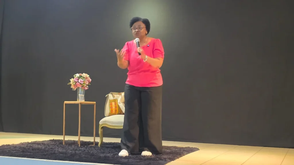 A pesquisadora Nilma Lino Gomes fala ao microfone durante a conferência de abertura em Porto Franco