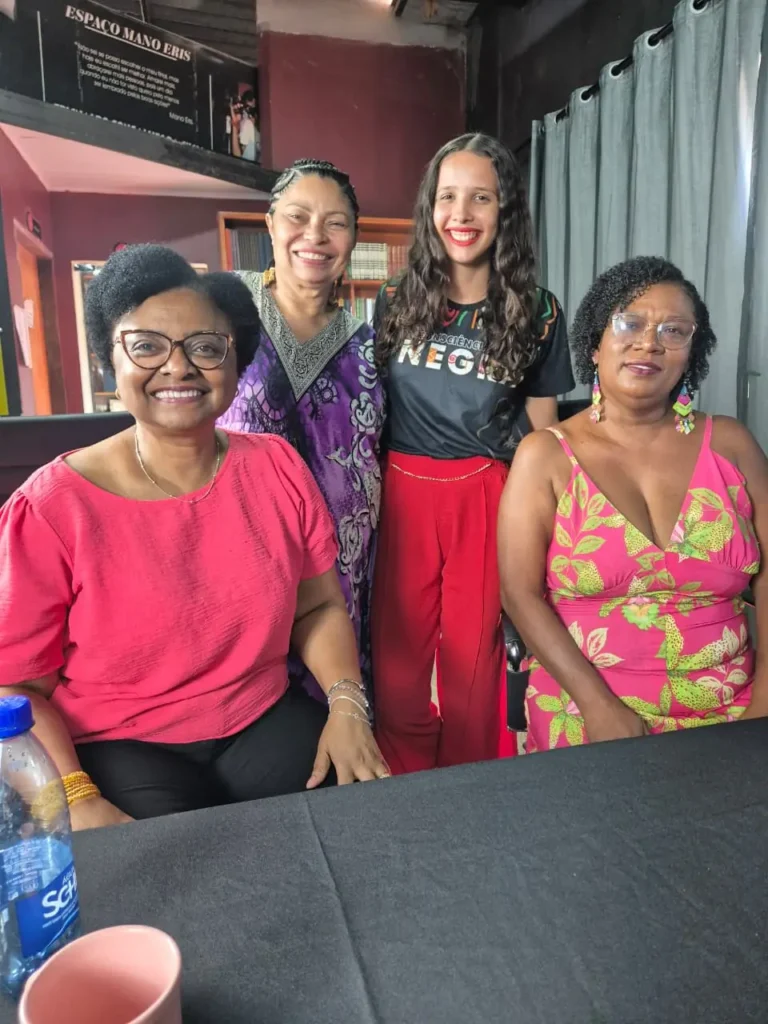 A pesquisadora Nilma Lino Gomes ao lado de participantes do movimento em Porto Franco