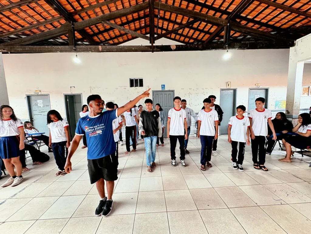 Instrutor da CIATDAL conduz oficina de dança com estudantes na escola Valentim da Silva Águia, em Campestre do Maranhão