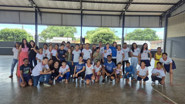 Estudantes e equipe do Porto Dança reunidos na quadra da ETI Valério Miranda, em Porto Franco