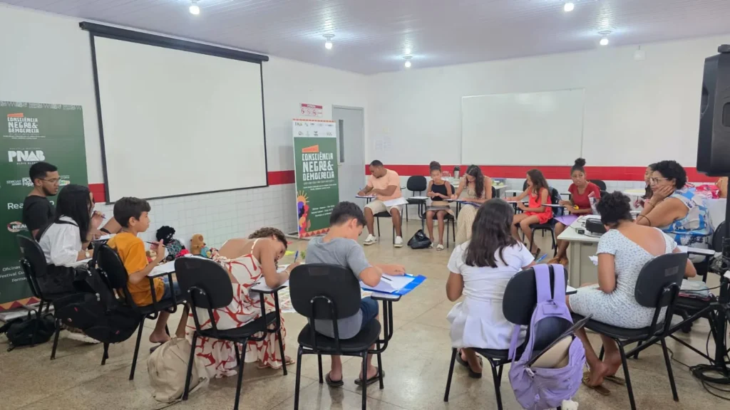 Estudantes fazem atividade escrita durante oficina do movimento em sala de aula