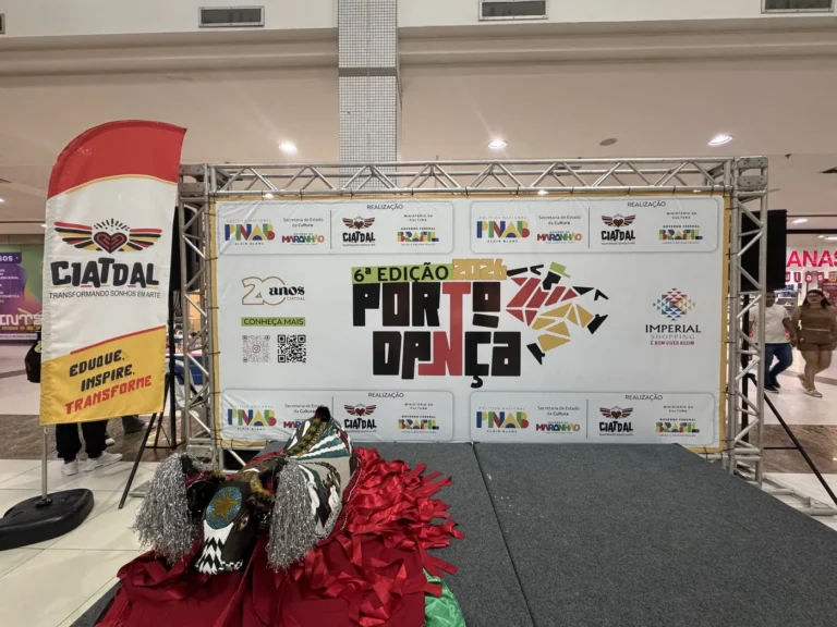 Painel do 6º Festival Porto Dança montado para a mostra cultural no Imperial Shopping, em Imperatriz