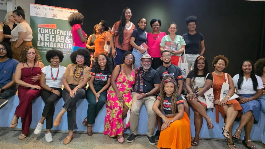 Participantes e parceiros do Movimento Consciência Negra e Democracia reunidos após as atividades