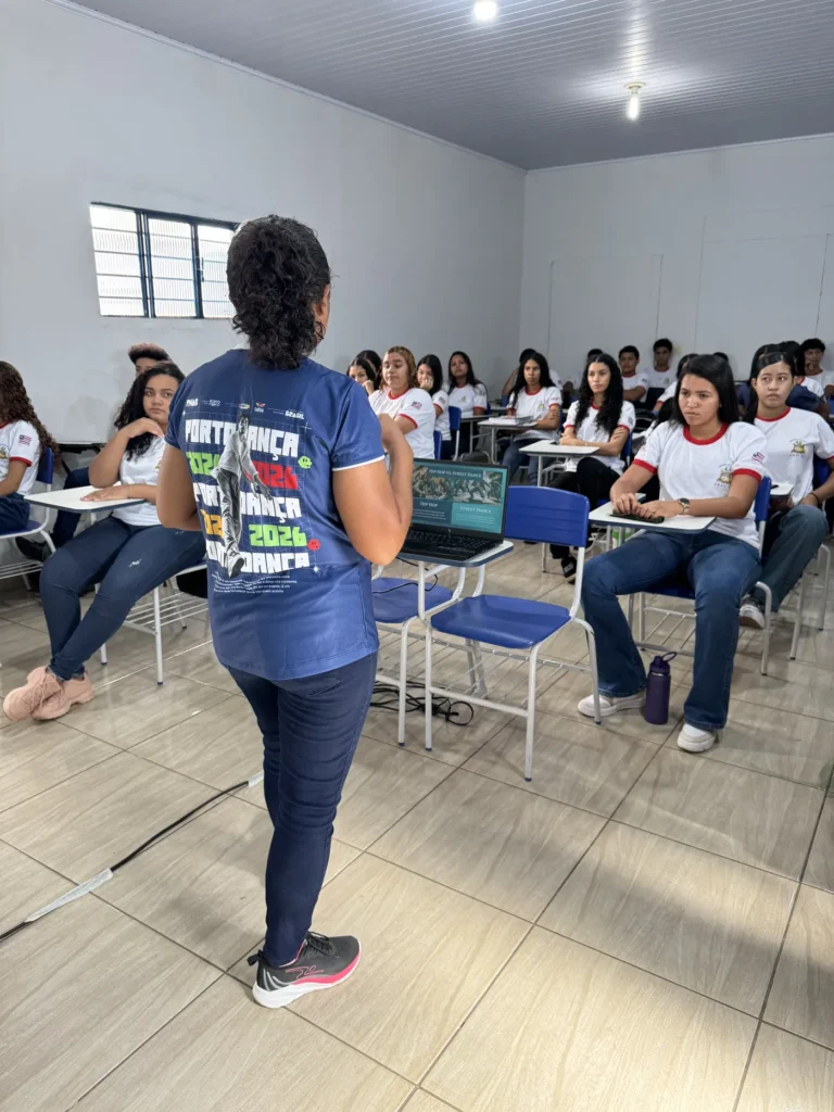 Educadora do Porto Dança conduz roda de conversa sobre dança em sala de aula no Centro de Ensino Frei Gil, em Estreito