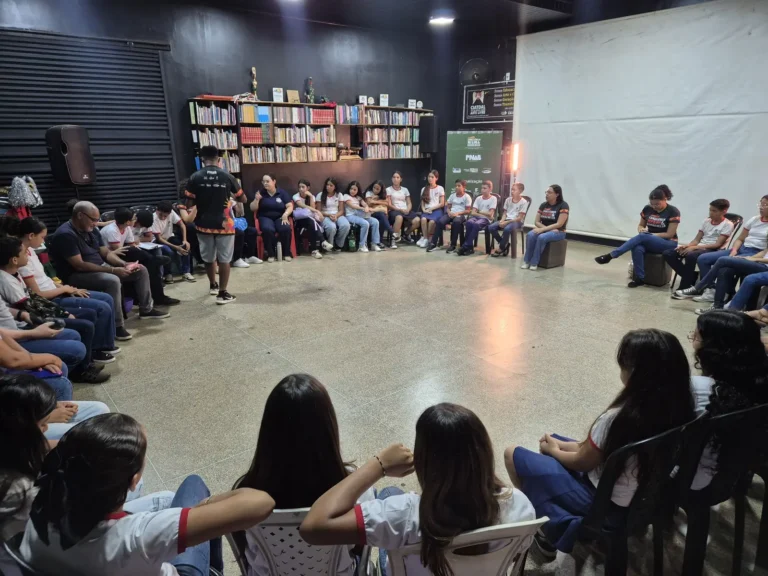 Jovens sentados em roda participam de conversa sobre racismo