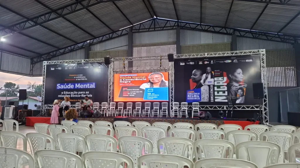 Palco do evento com o painel do tema de 2025, Saúde Mental e Educação para as Relações Étnico-Raciais