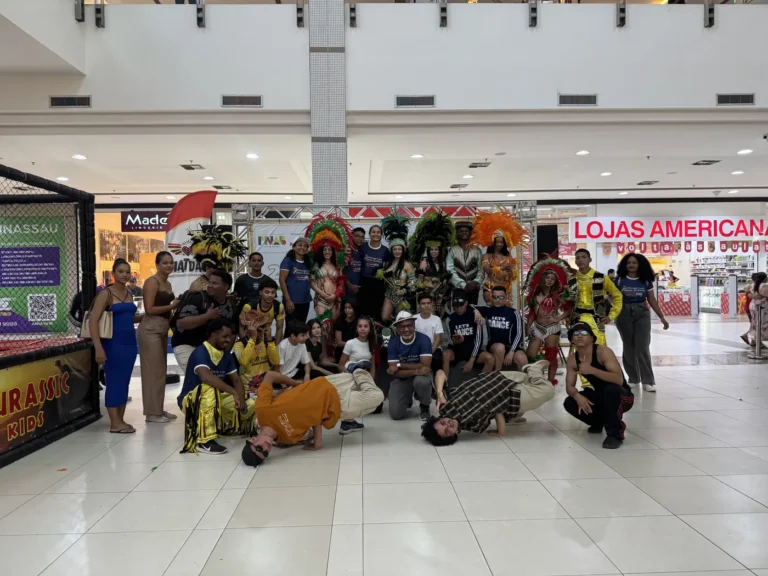 Todos os grupos que participaram da mostra cultural do Porto Dança reunidos no Imperial Shopping