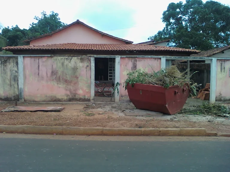 Casa antiga de parede rosa desbotada, na rua, antes de virar sede da CIATDAL em Porto Franco