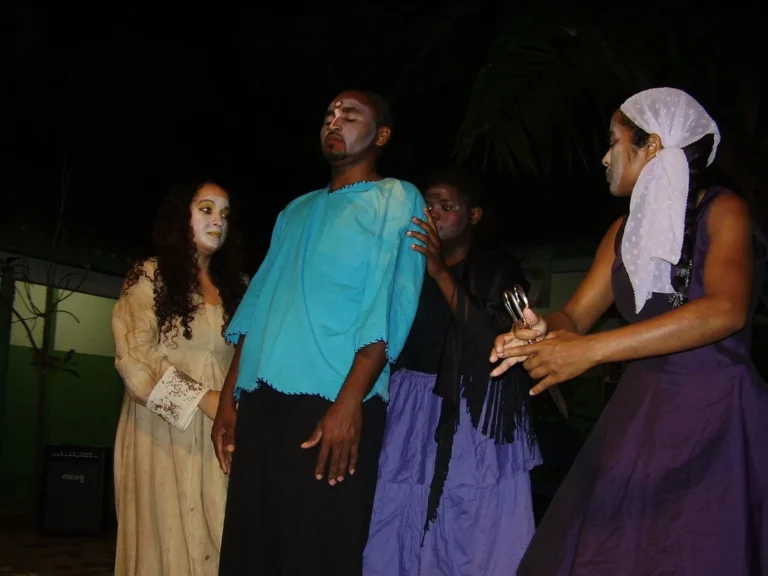 Atores da CIATDAL em cena de espetáculo teatral com figurinos e maquiagem cênica