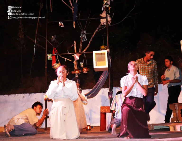 Atrizes da CIATDAL em cena de espetáculo teatral com figurinos claros