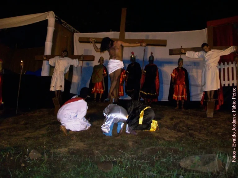 Encenação da Paixão de Cristo pela CIATDAL, com três cruzes montadas ao ar livre à noite em Porto Franco