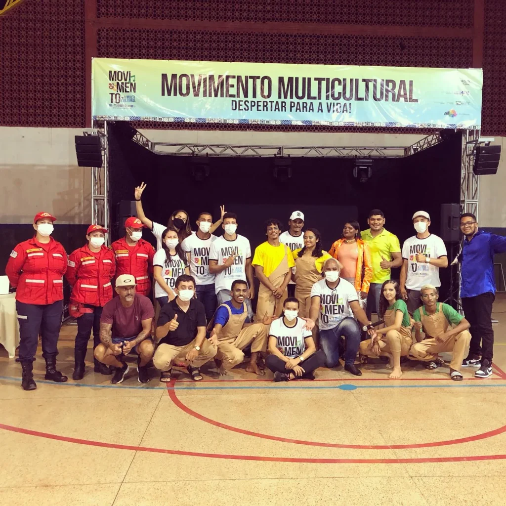 Equipe da CIATDAL e parceiros posam no palco do Movimento Multicultural, em Porto Franco