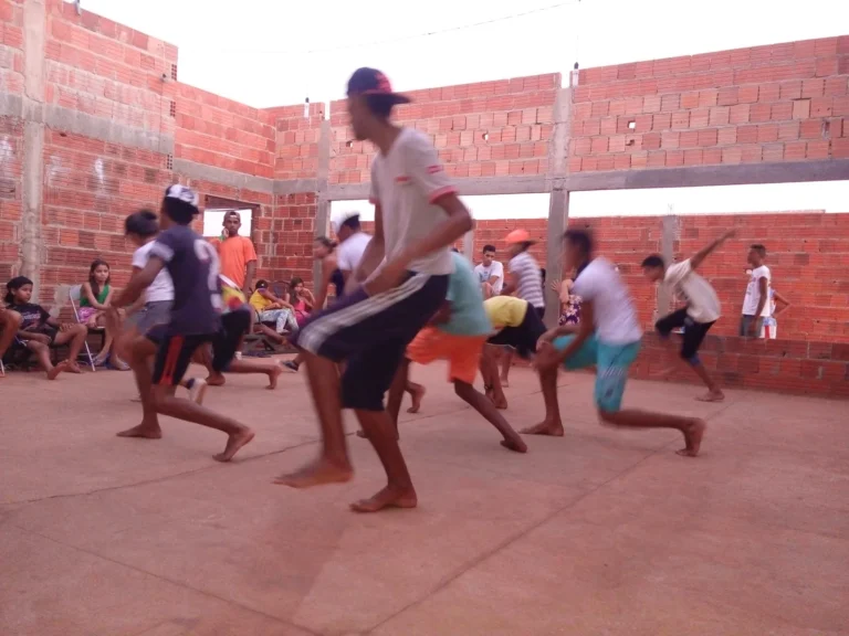 Jovens dançam em pátio de alvenaria durante oficina de dança da CIATDAL