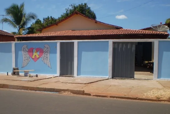 Fachada azul da sede da CIATDAL já pintada, com o mural do coração com asas na parede